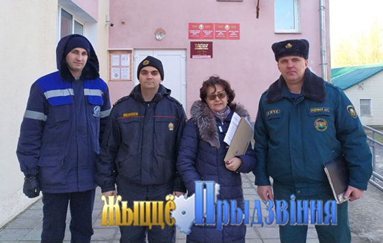 На снимке: участники рейда во главе с председателем Туловского сельисполкома Лилией Григорьевой.