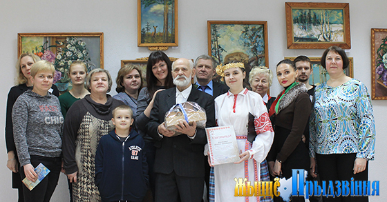 На снимке: Виктор Родченко с первыми посетителями выставки.