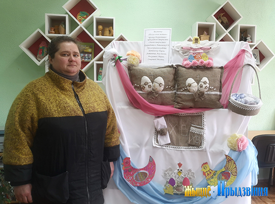 На снимке: одной из первых посетила выставку Алеся Васильева.