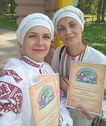 На снимке: Алеся Сарбаш и Екатерина Забабурина.