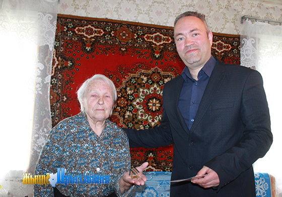 На снимке: Денис Жаворонков вручил Зинаиде. Григоревич юбилейную медаль.