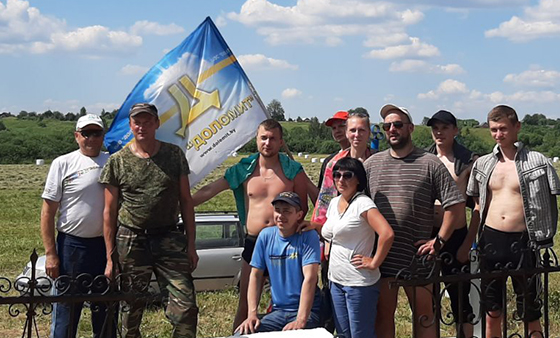 На снимке: представители ОАО «Доломит» на воинском захоронении.