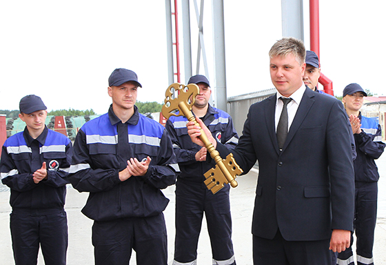 На снимке: символичный ключ от завода у главы сельхозфилиала Романа Бабаева.