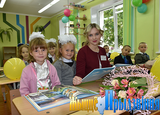 Учитель начальных классов Новкинской СШ Александра Головач со своими учениками