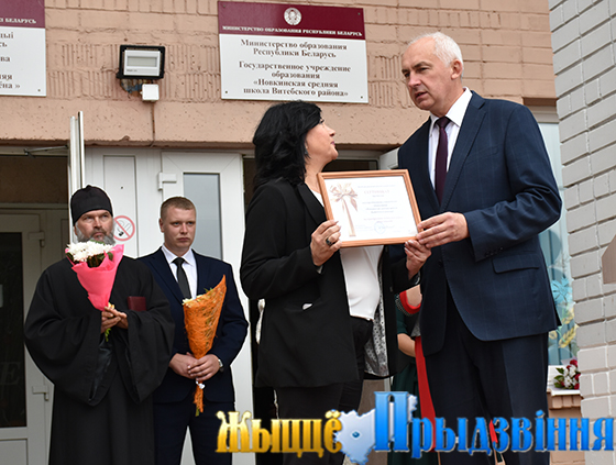 Геннадий Сабынич вручает сертификат Татьяне Дидоренко