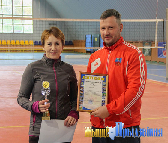 На снимке: Алексей Кулинич вручает приз за второе место представительнице аг. Новка.