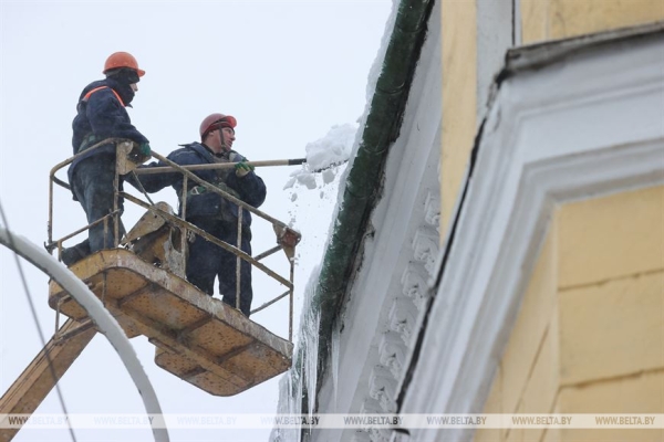 ФОТОФАКТ: Коммунальные службы Витебска очищают крыши от снега и сосулек