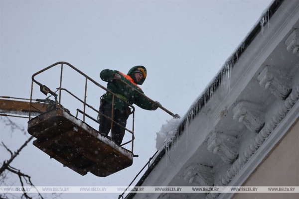 ФОТОФАКТ: Коммунальные службы Витебска очищают крыши от снега и сосулек