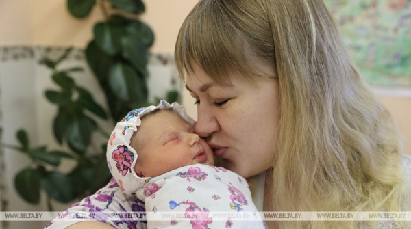 ФОТОФАКТ: В Витебске поздравили мам, родивших малышей в день 85-летия Витебской области