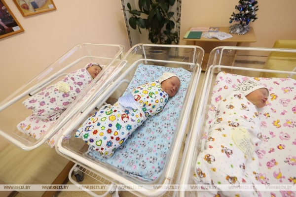 ФОТОФАКТ: В Витебске поздравили мам, родивших малышей в день 85-летия Витебской области