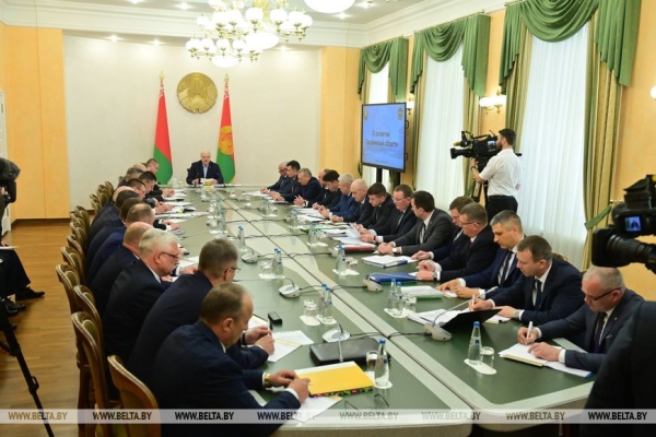 Лукашенко ставит задачу в течение года отремонтировать все местные автодороги