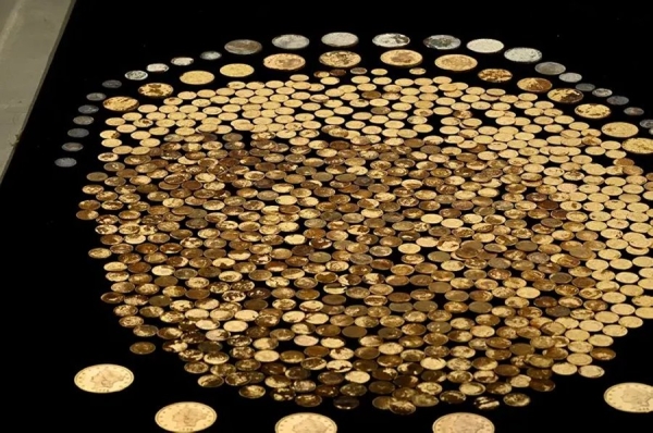Мужчина откопал 700 золотых монет. Клад может стоить миллионы долларов
