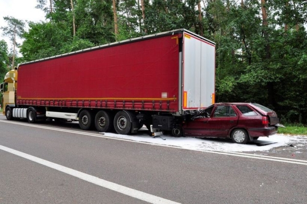 В Польше Skoda врезалась в грузовик с белорусом за рулем