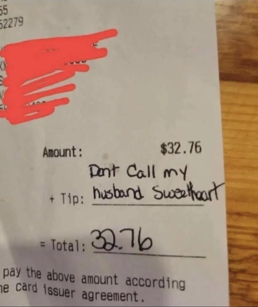 Официантка получила странные «чаевые» — эту историю сейчас обсуждают в интернете
