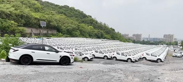 В Китае находят поля с заброшенными электромобилями. Что происходит?
