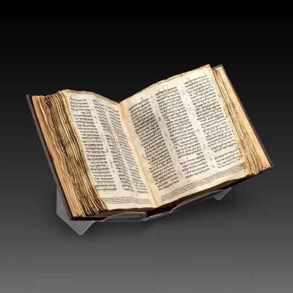 Старейшую Библию на иврите продали на аукционе в Нью-Йорке – ей больше 1000 лет