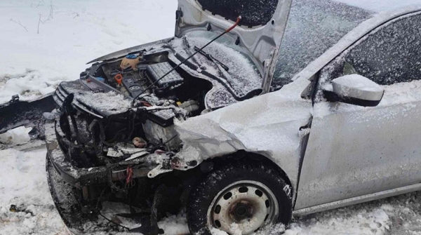При лобовом столкновении легковушек в Витебском районе пострадал водитель