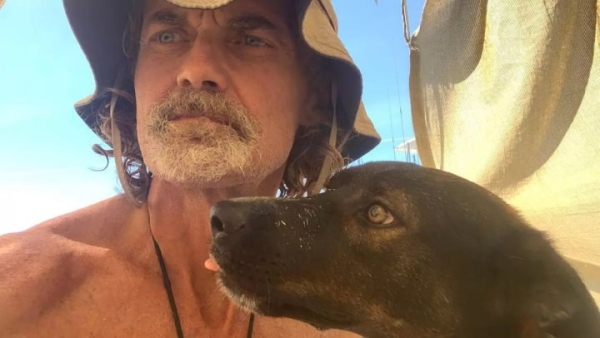 Моряк дрейфовал с собакой в Тихом океане почти сто дней
