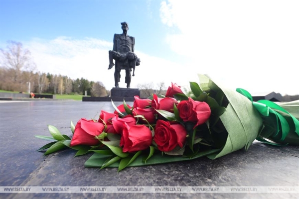 "Каждый год надо привносить изюминку". Лукашенко на субботнике трудился в мемориальном комплексе "Хатынь"