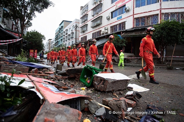 Мощное землетрясение произошло в Китае: более сотни погибших