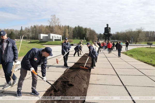 "Каждый год надо привносить изюминку". Лукашенко на субботнике трудился в мемориальном комплексе "Хатынь"