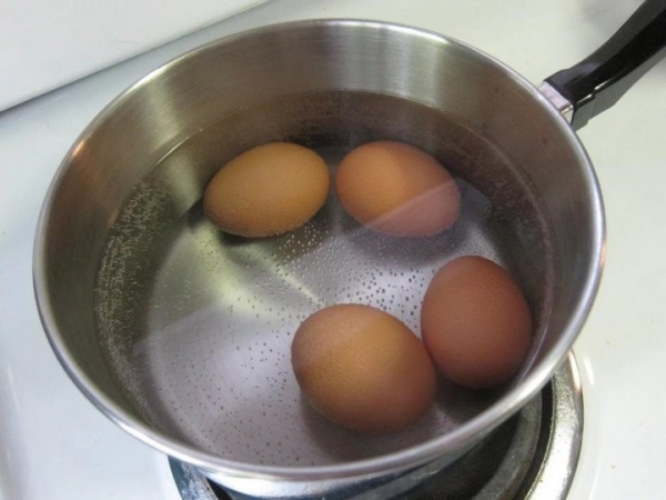 Зачем бросают в воду спички, когда варят яйца