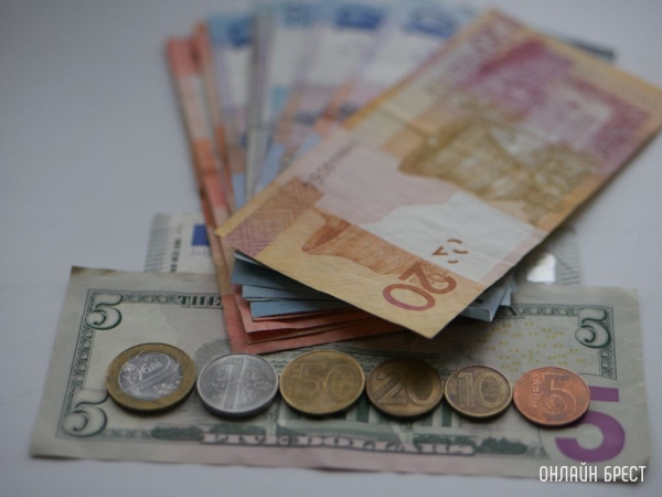 Курс доллара поставил новый рекорд на бирже – более 3,2 рубля