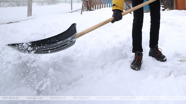 Более 300 волонтеров Союза молодежи помогают с уборкой снега в Витебской области