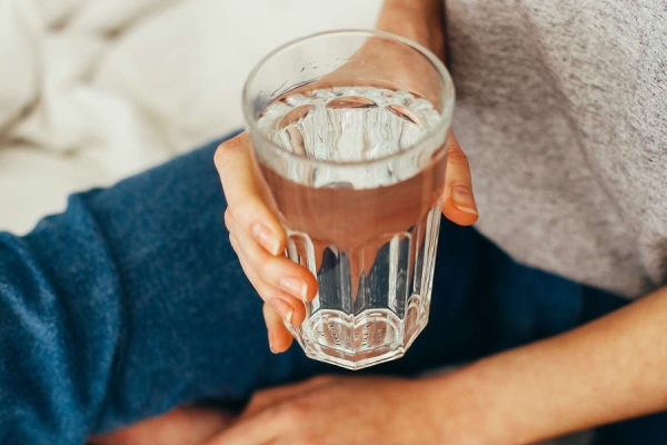 Диетолог назвала пользу выпитого натощак стакана воды