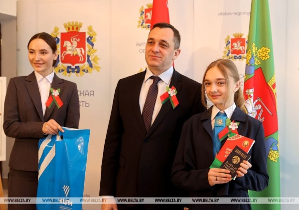 Трудовыми подвигами прославят малую родину: 20 школьникам Витебской области вручили паспорта