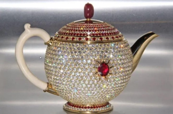 Самый дорогой в мире чайник попал в Книгу рекордов Гиннесса. Сколько он стоит?