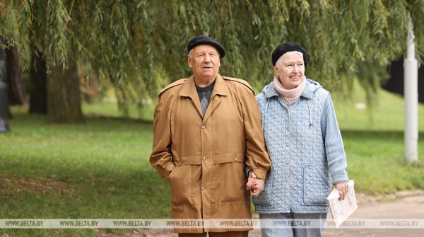 Прибавка к пенсиям, помощь Донбассу, гость из Питера и дубовая роща. Подробности трудовой недели Президента