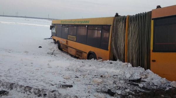 В Витебском районе столкнулись легковушка и автобус, погиб мужчина