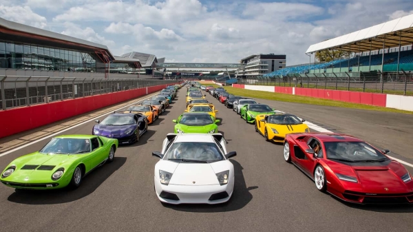 Новый мировой рекорд: парад Lamborghini собрал более 380 автомобилей