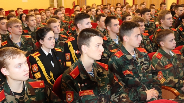 Председатель ГКНТ поздравил воспитанников Витебского кадетского училища с праздниками