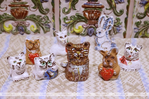 Поющие коты и солнечные зайцы: витебские мастера народных ремесел изготавливают символы 2023 года