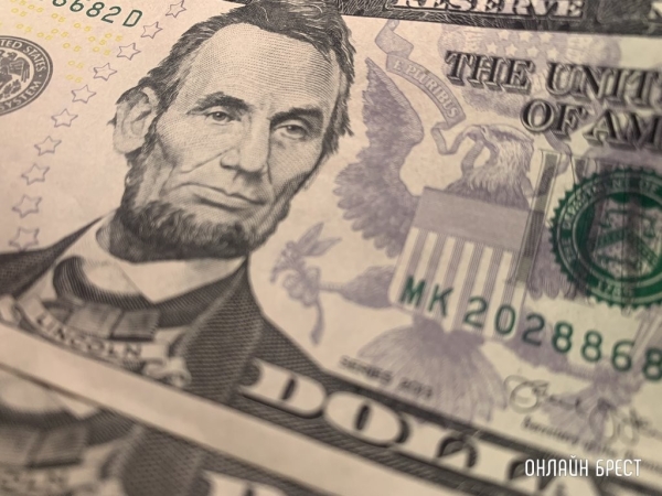 Доллар и евро станут еще дешевле? Это может произойти уже в начале 2024-го и вот почему