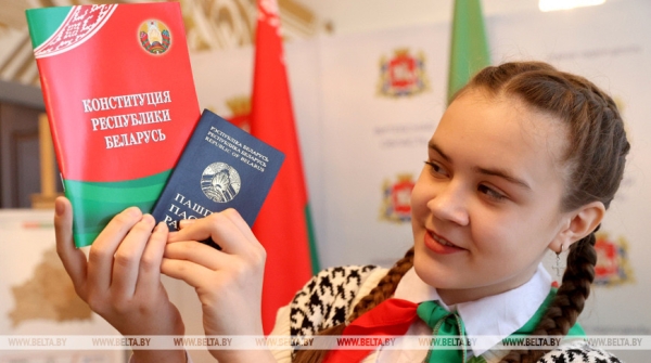 Трудовыми подвигами прославят малую родину: 20 школьникам Витебской области вручили паспорта